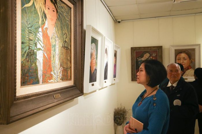  Du khách tham quan triển lãm ngay sau lễ khai mạc.