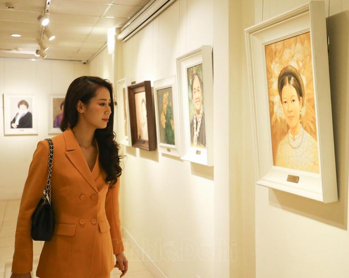  Hoa hậu Dương Thùy Linh cũng có mặt dự buổi lễ khai mạc và tham quan triển lãm.