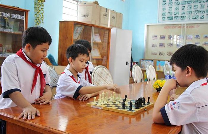 Phan Nguyễn Thái Bảo (giữa) cùng chơi cờ với bạn bè