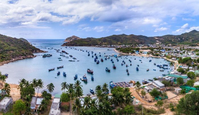 Gần Hang Rái có vịnh Vĩnh Hy, nơi được xếp hạng danh lam thắng cảnh quốc gia vào đầu năm nay. Vịnh biển này có khung cảnh hoang sơ, thơ mộng, như tách biệt với cuộc sống đô thị ồn ã, náo nhiệt. Ảnh: Quang Ngọc.