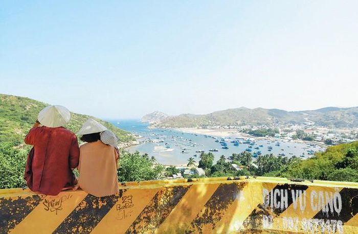 Tên 9 xã, thị trấn thuộc huyện Ninh Hải đều có chung chữ Hải, đó là thị trấn Khánh Hải cùng các xã: Hộ Hải, Nhơn Hải, Phương Hải, Tân Hải, Thanh Hải, Tri Hải, Vĩnh Hải, Xuân Hải. Ảnh: Trương Mạnh Huy.