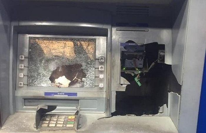 Cây ATM bị phá