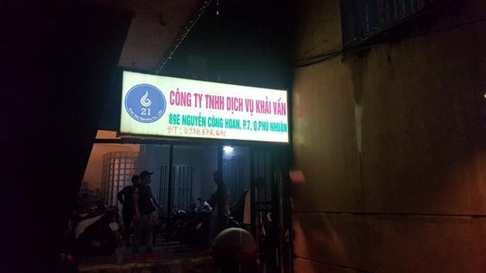 "Động" thác loạn đồng tính nam. 