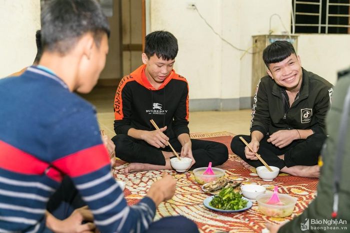 Những học sinh vừa học hệ GDTX vừa tham gia học nghề tại Trung tâm GDNN - GDTX huyện Quỳ Châu. Ảnh: Đức Anh