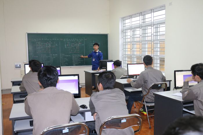 Hiện nay, nhu cầu tuyển dụng lao động có tay nghề của doanh nghiệp khá lớn. Tuy nhiên, nhiều học sinh vẫn thích đi làm thay vì đi học nghề. Ảnh: MH