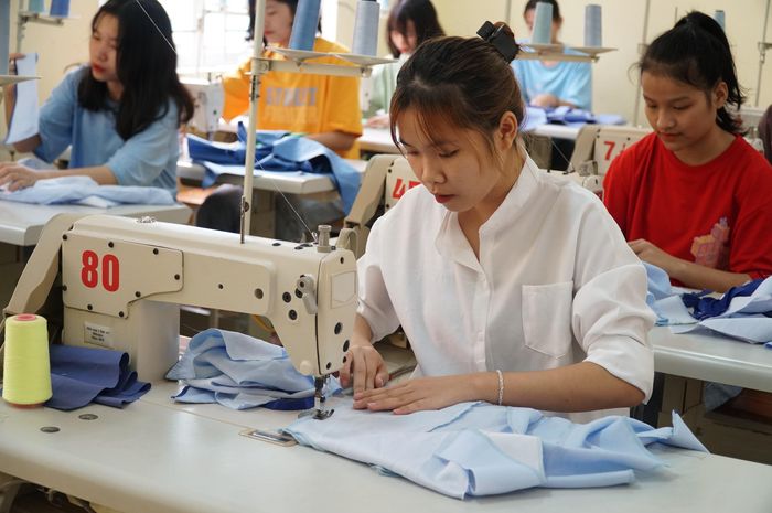 Lớp học may của Trường Trung cấp DTNT Nghệ An. Ảnh: MH