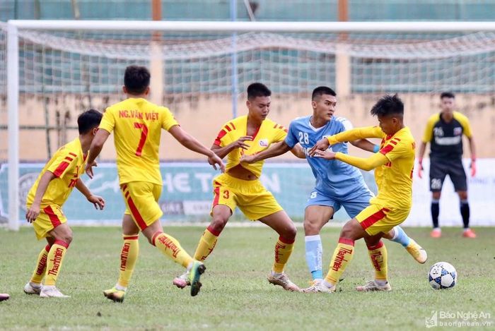 Tiền đạo trẻ Võ Nguyên Hoàng gây ra rất nhiều khó khăn cho hàng phòng ngự U21 SLNA. Ảnh: Hữu Thành
