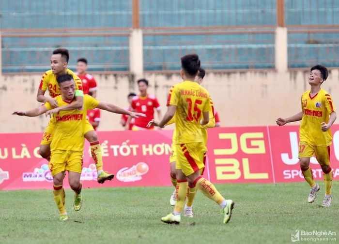 Cầu thủ đang chơi tại V.League là Văn Việt gỡ hòa 1-1 cho U21 SLNA. Ảnh: Hữu Thành