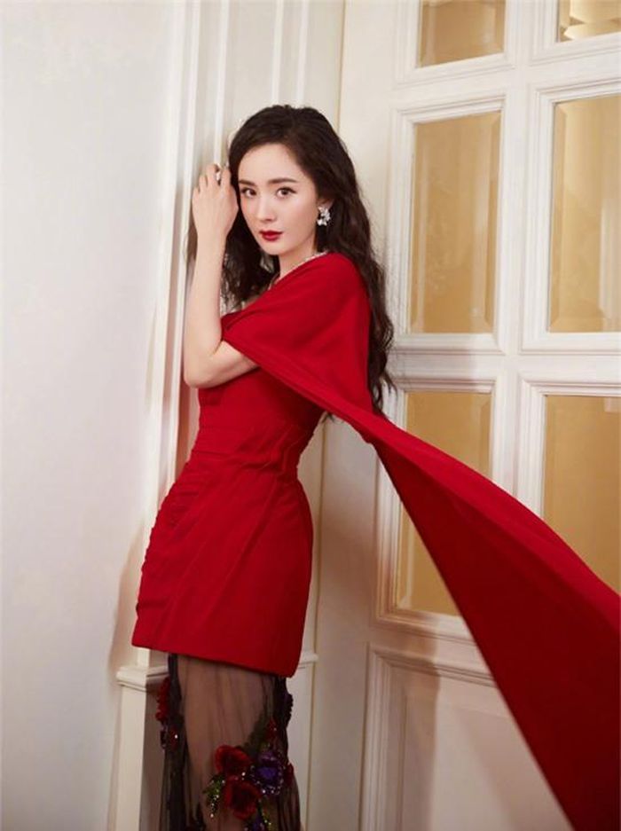 Ở tuổi 34, ngôi sao "Phù Dao Hoàng hậu" vẫn giữ được nhan sắc tươi trẻ, vóc dáng mảnh mai và là một trong những mỹ nhân xinh đẹp nhất màn ảnh Hoa ngữ gần hai thập kỷ qua.
