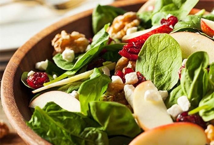 Rau chân vịt: Các loại rau xanh ăn lá, đặc biệt là rau chân vịt chứa chất chống oxy là glutathione. Đây là chất có thể giúp gan hoạt động hiệu quả.