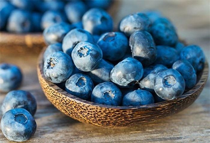 Việt quất: Chứa các chất dinh dưỡng gọi là polyphenol, có thể bảo vệ bạn khỏi bệnh gan nhiễm mỡ, căn bệnh thường đi kèm với béo phì và hàm lượng cholesterol cao. 
