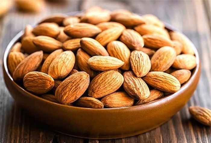 Hạnh nhân: Các loại quả hạt - đặc biệt là hạnh nhân - là nguồn vitamin E dồi dào. Vitamin E là một chất dinh dưỡng có thể giúp phòng ngừa bệnh gan nhiễm mỡ. Bên cạnh đó, hạnh nhân cũng tốt cho tim mạch.