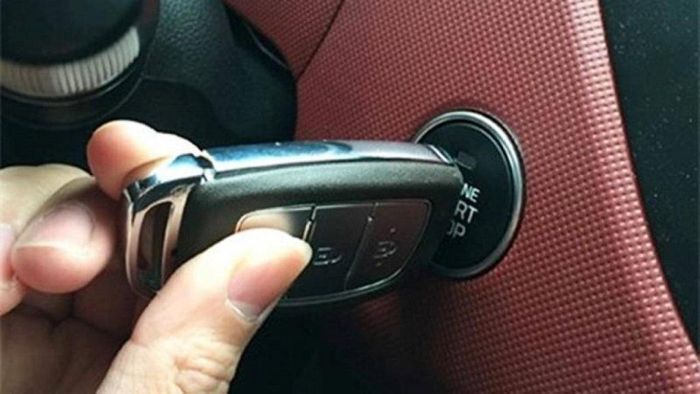 Trong một số trường hợp nhất định, chìa khóa xe sẽ bị dính lại xe mà không tài nào gỡ ra được khi tắt máy kéo phanh tay