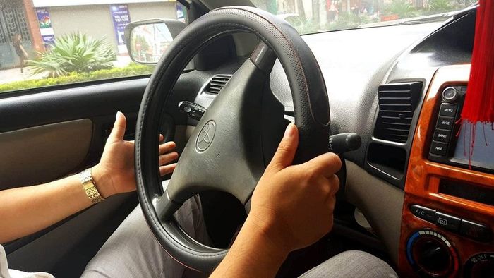 Nhiều người mới biết lái xe ô tô, đặc biệt là phụ nữ thường gặp tình trạng dù đã nổ máy nhưng vô lăng không tài nào di chuyển được