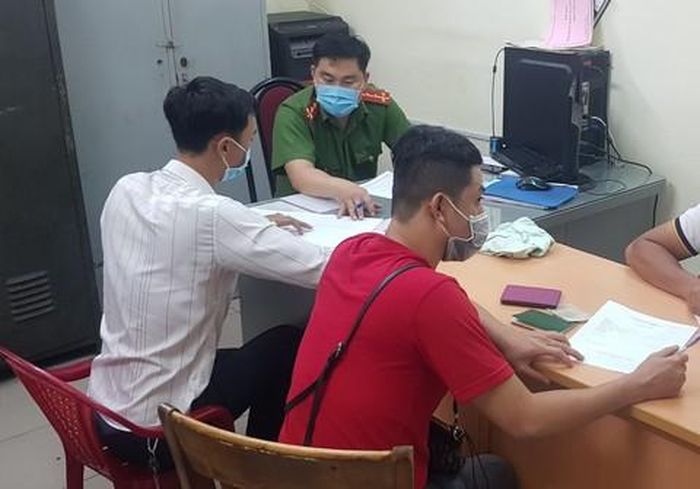 Công an làm việc với những người liên quan.
