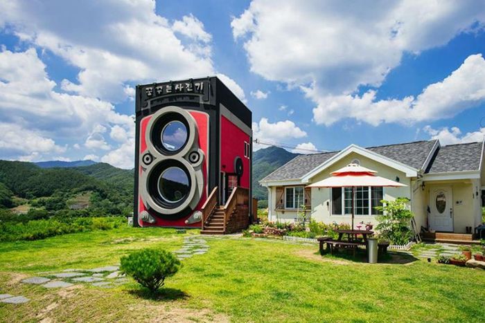 Ý tưởng thiết kế quán được lấy cảm hứng từ chiếc máy ảnh phim Rolleiflex cổ điển của Đức. Chủ quán cafe Dreamy Camera chia sẻ, mục đích ban đầu mở tiệm là để tạo ra một nơi mọi người có thể đến, cùng nhau chia sẻ ước mơ và giúp nhau thực hiện