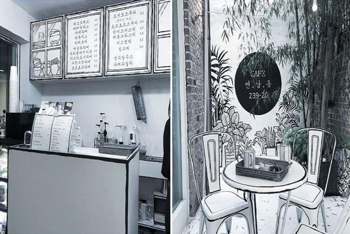 Toàn bộ nội thất của quán cà phê chỉ bao gồm 2 màu trắng và đen. Không gian quán khiến nhiều khách hàng khi lần đầu tới đây sẽ có cảm giác như mọi đồ vật xung quanh đều được làm từ giấy