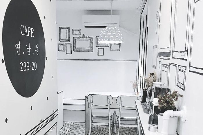 Nếu có dịp tới Seoul (Hàn Quốc), bạn đừng bỏ lỡ việc ghé thăm quán Cafe Yeonnam-dong 239-20. Đây là một quán cà phê độc đáo với không gian được bày trí như những khung hình trong truyện tranh