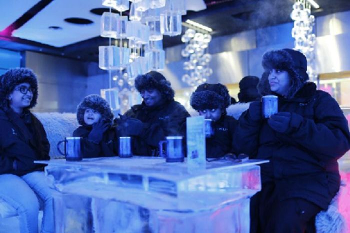 Tọa lạc kế bên đường trượt tuyết Dubai Ski Dome, kể từ khi mở cửa vào năm 2013, Chillout Ice Cafe đã trở thành một trong những địa điểm thu hút khách du lịch hàng đầu ở Dubai khi mang đến trải nghiệm thưởng thức cà phê băng giữa lòng sa mạc 40 độ C