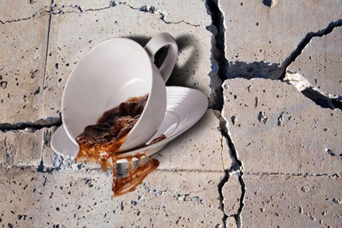 Tuy mang đến trải nghiệm có phần đáng sợ cho khách hàng, quán cafe Disaster lại kinh doanh rất phát đạt khi khách hàng muốn ghé thăm quán đều phải đặt chỗ online trước