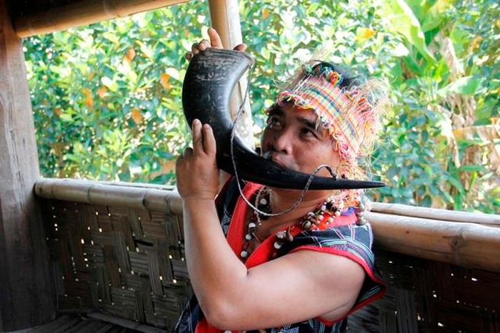 Tù và người Cơ Tu.