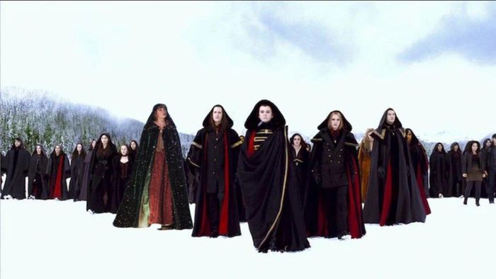 Người hâm mộ đã ghép hình Taylor Swift trong MV willow vào cảnh hội Volturi xuất hiện trong Breaking Dawn Part 2. Ảnh: Twitter.
