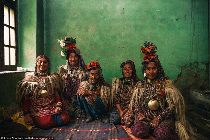 Theo các chuyên gia, bộ tộc Drokpa có nguồn gốc từ người Aryan cổ đại. Họ được đánh giá có tư tưởng cởi mở trong chuyện tình cảm.