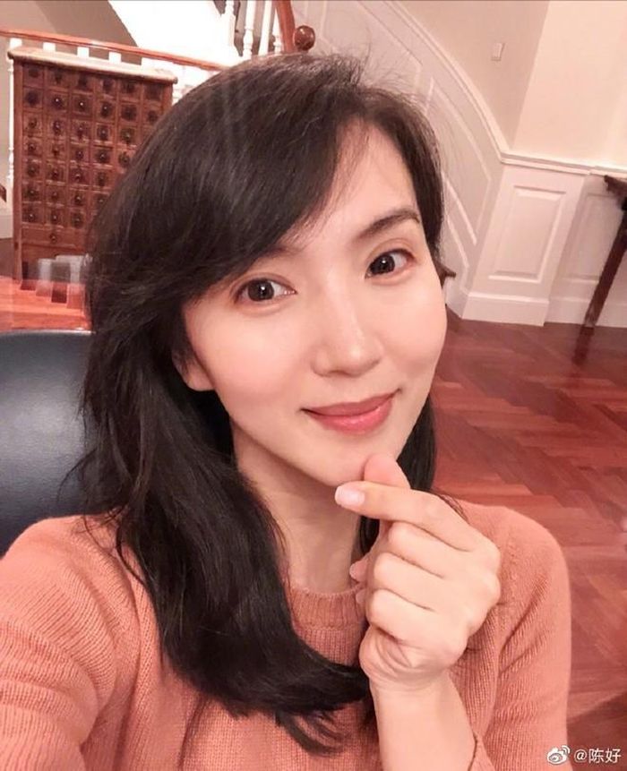 Mới đây, trên trang cá nhân, nữ diễn viên Trần Hảo đã chia sẻ hình ảnh nhân dịp sinh nhật 41 tuổi của cô. Trong đó, nàng “Điêu Thuyền” nhắn gửi: “Xin cảm ơn mọi người. Tôi rất biết ơn những bạn đã yêu mến mình và tôi yêu các bạn rất nhiều”. Bức ảnh cận mặt mộc giản dị của cô đã nhận được rất nhiều lời khen từ người hâm mộ. Dù đã bước qua tuổi tứ tuần nhưng mỹ nhân “Thiên Long Bát Bộ” vẫn rất trẻ trung, xinh đẹp, làn da căng mịn, không thấy dấu vết lão hóa