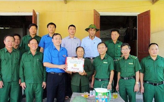 Tỉnh đoàn Nghệ An tặng quà cựu TNXP. Ảnh tư liệu của Thanh Quỳnh