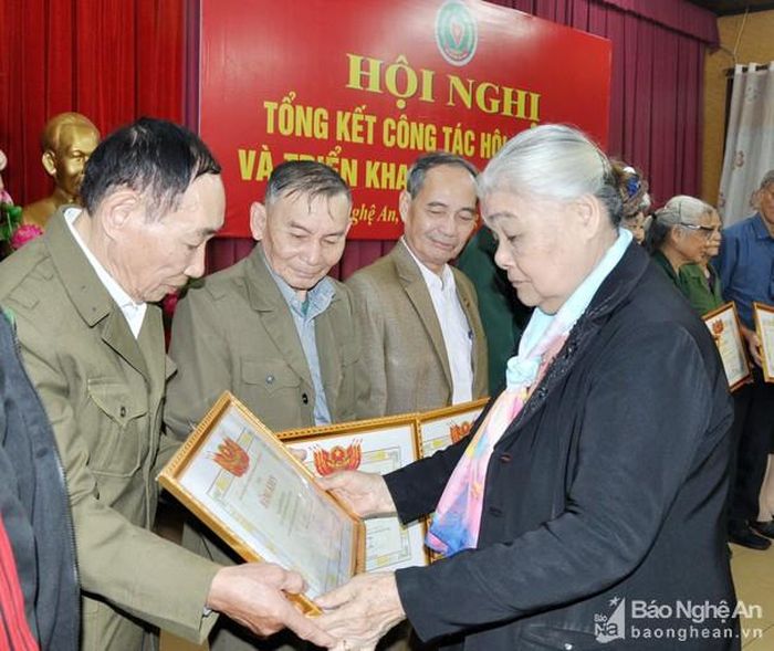 Hội Cựu TNXP trao thưởng Bằng khen cho các cá nhân xuất sắc. Ảnh: Công Kiên