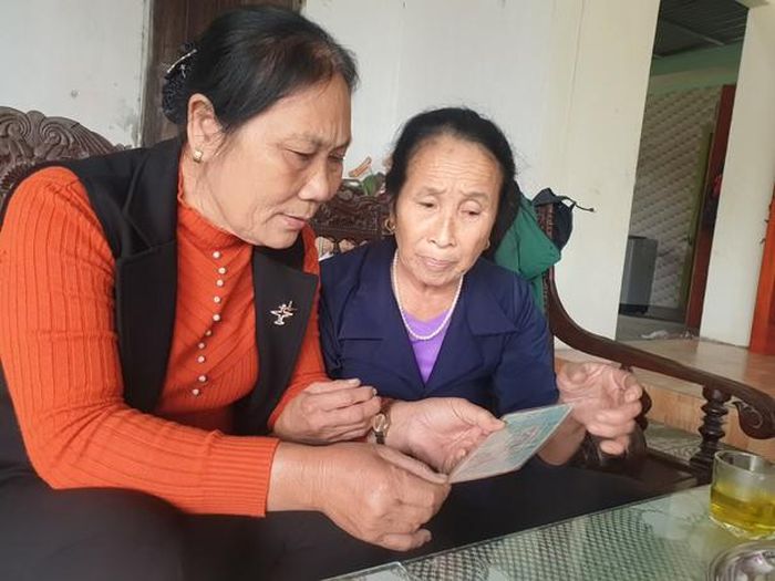 Bà Trần Thị Nguyệt - Phó Chủ tịch Hội Cựu TNXP huyện Quỳnh Lưu (trái) thăm hỏi hội viên. Ảnh: Mỹ Hà