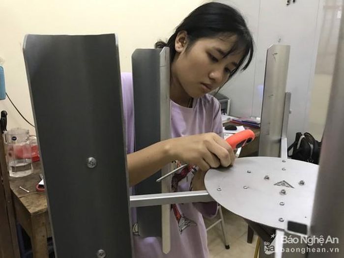 Bố mất, mẹ "đi thêm bước nữa" chị em Nhung phải đến tá túc người cậu họ nhưng em nhiều năm liền vẫn giữ thành tích học sinh giỏi. Ảnh: Tiến Hùng