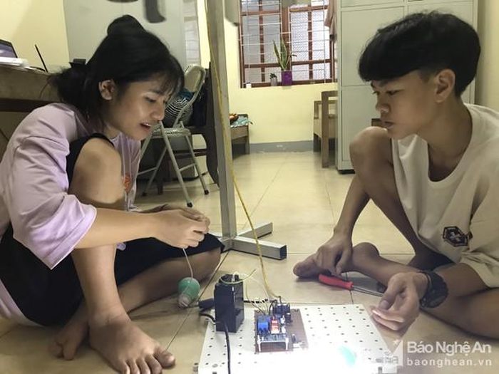 Ý tưởng làm máy phát điện nảy ra sau khi chứng kiến cuộc sống khó khăn do thiếu điện. Ảnh: Tiến Hùng