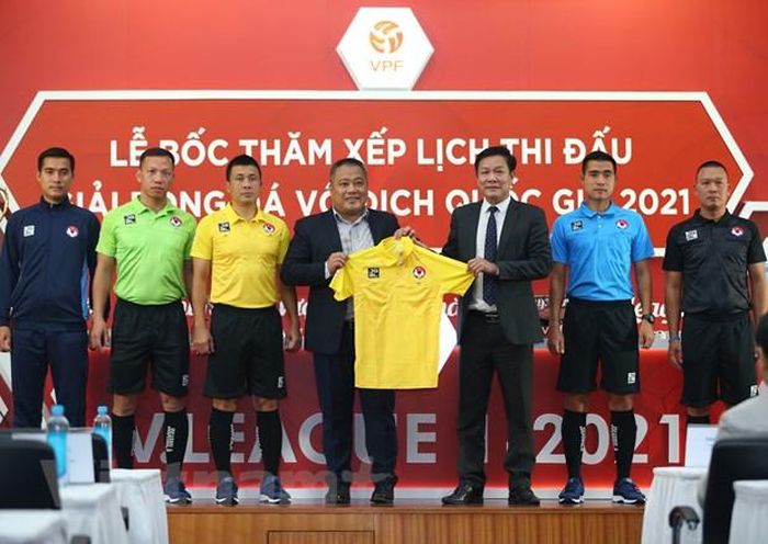 Trang phục của đội ngũ trọng tài trong mùa giải mới. Mẫu trang phục trọng tài mang thương hiệu JOGARBOLA – thương hiệu thể thao nổi tiếng của Nhật Bản được phân phối độc quyền bởi Công ty Cổ phần Động Lực. (Ảnh: Hiển Nguyễn/Vietnam+) 