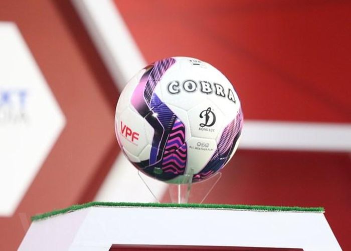 Trái bóng thi đấu chính thức của mùa giải V-League 2021 với tên gọi 'Cobra.' và được FIFA cho phép sản xuất năm 2020, đạt chất lượng rất cao đáp ứng các quy chuẩn khắt khe của FIFA và được cấp giấy phép thi đấu tại các giải quốc tế. Ảnh: (Hiển Nguyễn/Vietnam+) 