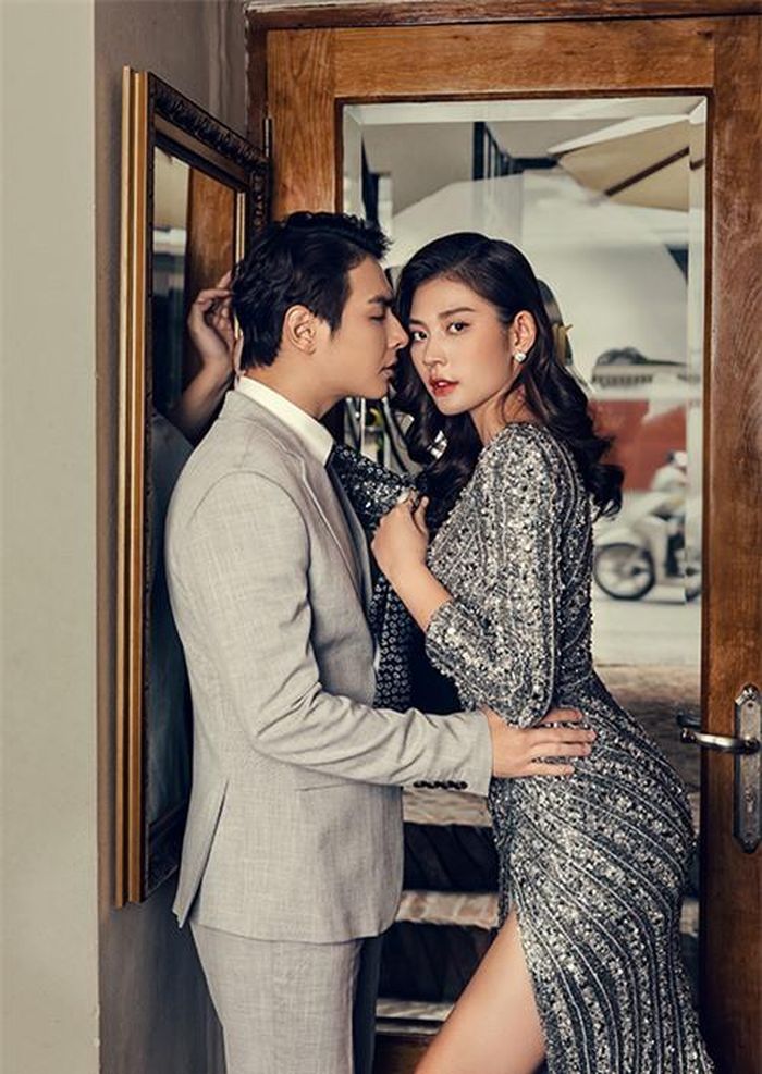 Nếu tự tin về vóc dáng của mình thì những mẫu đầm xẻ cao trên chất liệu sequins lấp lánh luôn là lựa chọn hoàn hảo.
