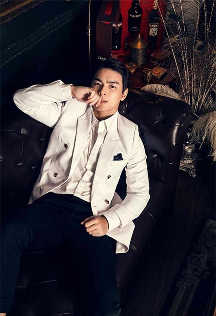 Bộ Âu phục thiết kế trên tông màu trắng đen vừa hiện đại vừa tôn nét lịch lãm cho Jay Quân.