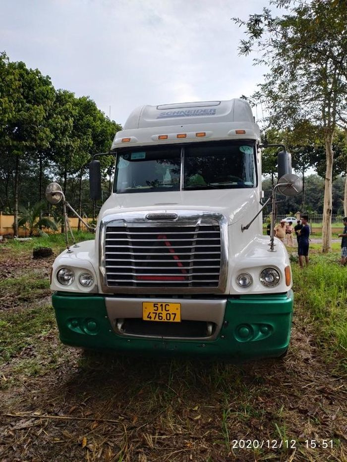 Xe container chở rượu lậu bị tạm giữ. 