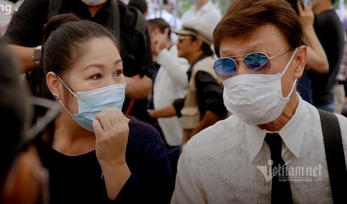  Ca sĩ Tuấn Ngọc và NSND Hồng Vân tại đám tang Chí Tài. Ảnh: Lữ Đắc Long.