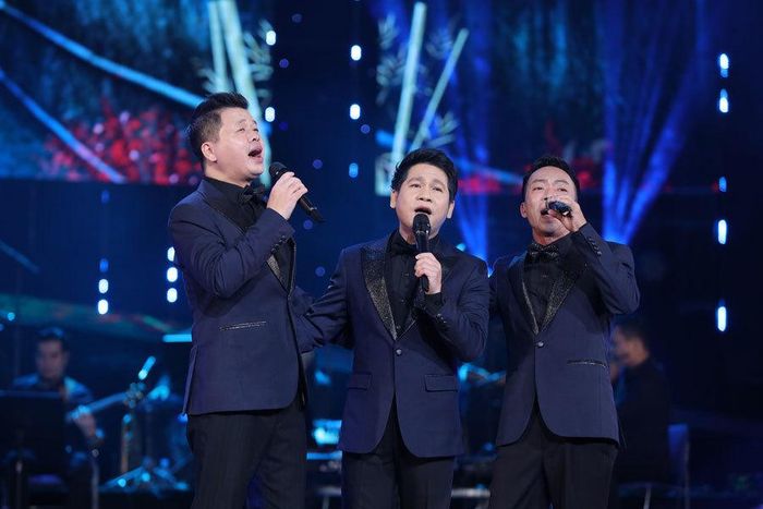  Không giống những chương trình “nhạc đỏ” khác, đêm nhạc hoàn toàn không có MC, không có múa minh họa hay bất cứ chiêu trò sân khấu nào khác nhưng đã khiến khán giả bị cuốn theo âm nhạc không ngừng.