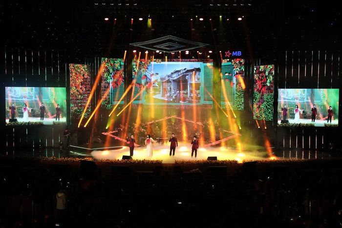 Không chỉ hợp nhau trên sân khấu mà ở đời sống thường nhật, ba giọng ca cũng là những tri kỷ, luôn dành cho nhau sự quan tâm, sẻ chia. Họ chơi thân với nhau, thường xuyên gặp gỡ. Trọng Tấn tiết lộ, các con của ba nghệ sĩ cũng vô cùng thân thiết, một số trong đó đã bắt đầu trưởng thành và đi theo con đường nghệ thuật như cha mình giống như con Trọng Tấn, Việt Hoàn. 