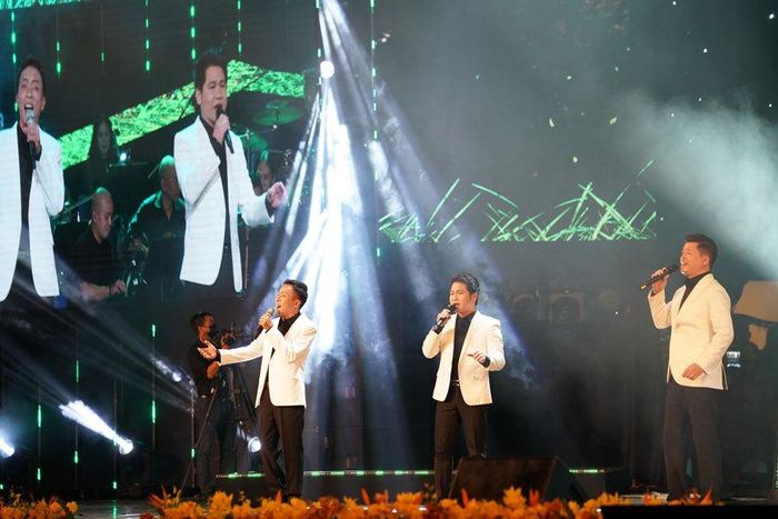  Ngoài các ca khúc quen thuộc, tam ca còn giới thiệu hai tác phẩm mới được viết riêng cho chương trình và tình bạn giữa các nghệ sĩ là “Oai hùng ca” của tác giả Nguyễn Đức Thanh và “Ba quê” (Lưu Hà An).