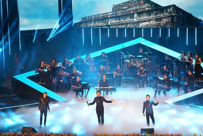  Với 30 bài hát, tam ca nhạc đỏ và diva Thanh Lam đã mang đến cho khán giả nhiều cung bậc cảm xúc khác nhau. Khi thì hào hùng, dồn dập như những bước chân hành quân của người chiến sĩ trên tuyến đầu bảo vệ Tổ Quốc, khi thiết tha tràn trề một tình yêu quê hương tươi đẹp, khi lại lắng đọng cũng những khúc hát trữ tình...