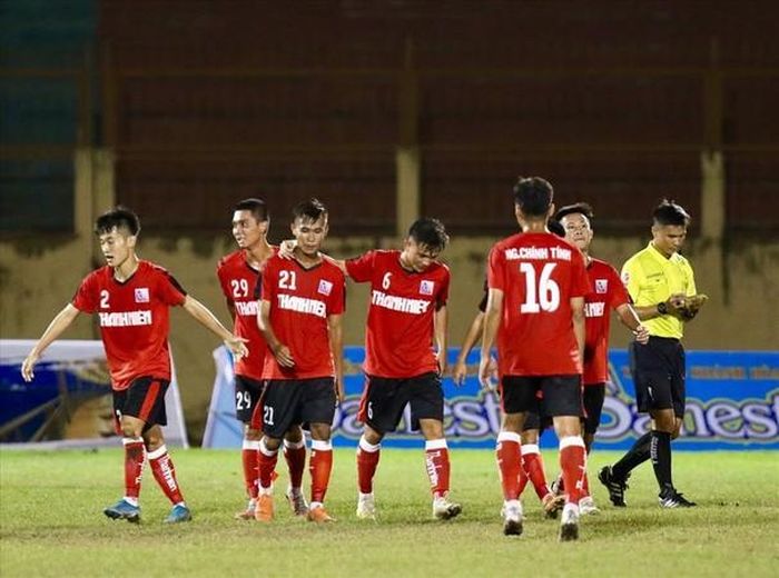 Các cầu thủ U21 SLNA ăn mừng bàn thắng vào lưới U21 Phố Hiến. Ảnh tư liệu Hữu Thành