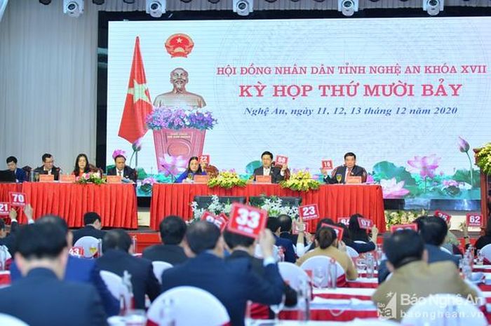 Các đại biểu biểu quyết thông qua nghị quyết. Ảnh: Thành Cường
