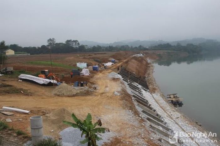 Đoạn kè bờ sông Lam, huyện Con Cuông đang thực hiện có chiều dài 515 m. Ảnh: Bảo Hân