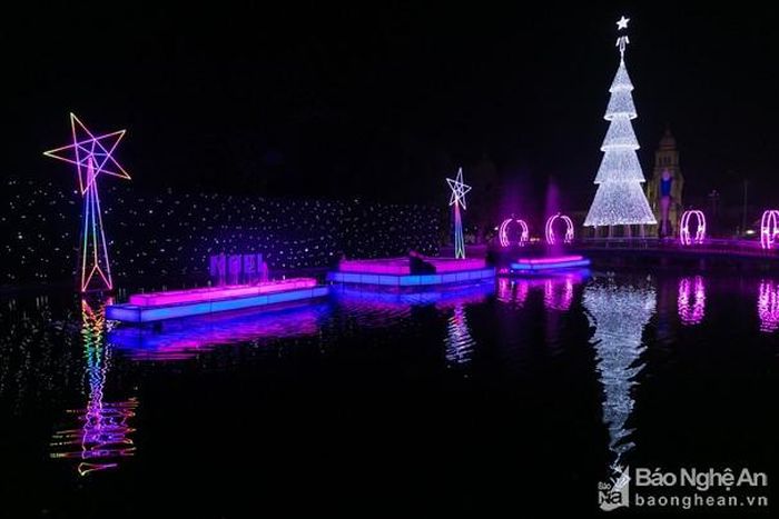 Không gian cảnh sắc Noel lung linh, đẹp mê hồn tại nhà thờ giáo xứ Nghi Lộc. Ảnh: Đức Anh
