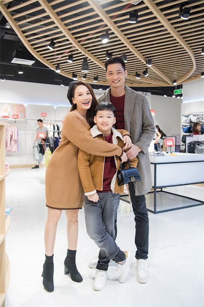 Gia đình Bảo Thanh chọn đồ ton sur ton để thể hiện sự gắn kết. Bé Bin Bảo năm nay 10 tuổi, rất vui khi mẹ có bầu em gái.