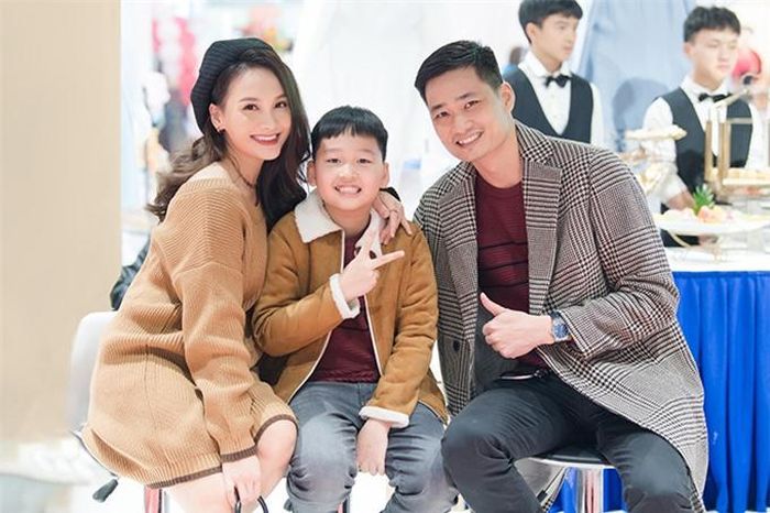 Nữ diễn viên 'Về nhà đi con' được ông xã và con trai đầu lòng hộ tống đi sự kiện. Bảo Thanh rất hạnh phúc vì cuộc sống viên mãn, có bầu con gái đúng như ý nguyện để gia đình có "đủ nếp đủ tẻ".