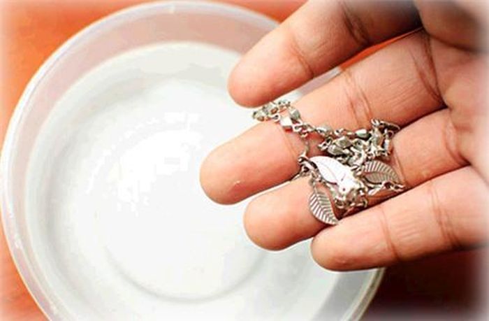 Kem đánh răng có công dụng làm mới đồ trang sức là mẹo vặt gia đình ít biết